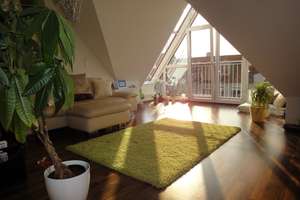 Lichtdurchflutete und großzügige 2,5 Zimmer Dachwohnung mit Wintergarten und zwei Schlafzimmern – Die vollständige Adresse der Immobilie erhältst du vom Anbieter., 81373 Mittersendling, München – Vorschaubild 2