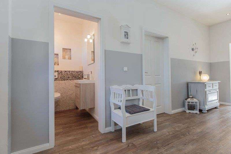 Immobilie in Mönchsroth - Füße hochlegen erwünscht! Ruhiges Haus mit großzügigem Wohn-Essbereich und  Sonnenterasse! - Bild 0