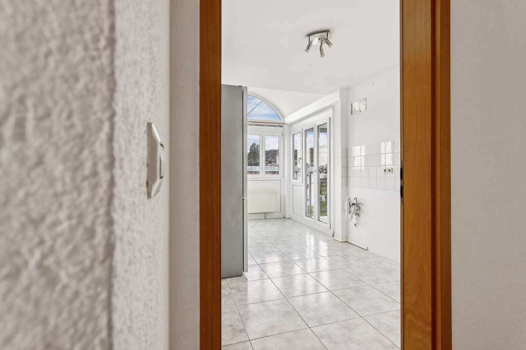 Immobilie in Gailingen am Hochrhein - Sonnendurchflutete DG-Wohnung mit Weitblick, 2 Balkonen & Garage in Grenznähe - Bild 4