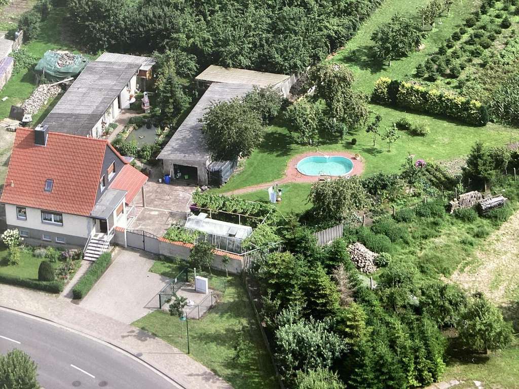 Immobilie in Diesdorf - Dieses Einfamilienhaus ist in Massivbauweise mit viel Nebengebäude - Bild 1