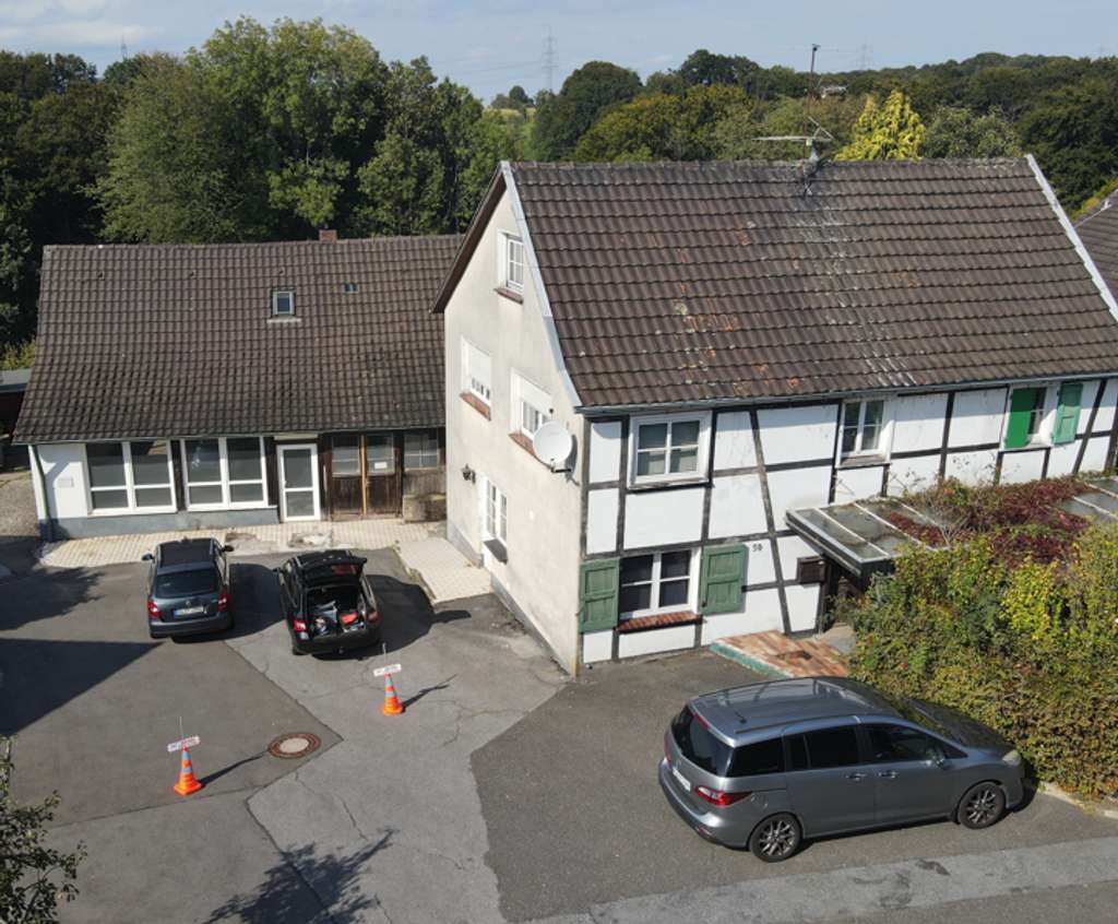 Immobilie in Leichlingen - Fachwerkhaus mit Halle auf riesigem Grundstück. Ideal für Tierhaltung und Gewerbe - Bild 0