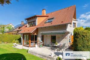 Großzügiges Einfamilienhaus mit Einliegerwohnung sowie Doppelgarage und Carport