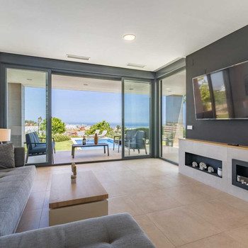 Villa mit spektakulärem Meerblick, privatem Pool, überdachter Terrasse und hellem Design an der Cost