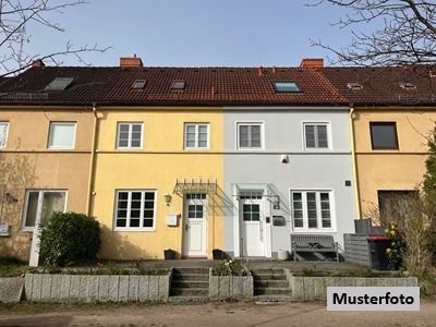 1- bis 2-Familien-Doppelhaushälfte mit 4 Stellplätzen