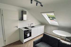 🏙️ Stylisch wohnen unterm Dach – Möbliertes Design-Apartment mit Klima in Stuttgart-Ost – Aspergstrasse 24, 70186 Gablenberg, Stuttgart – Vorschaubild 1