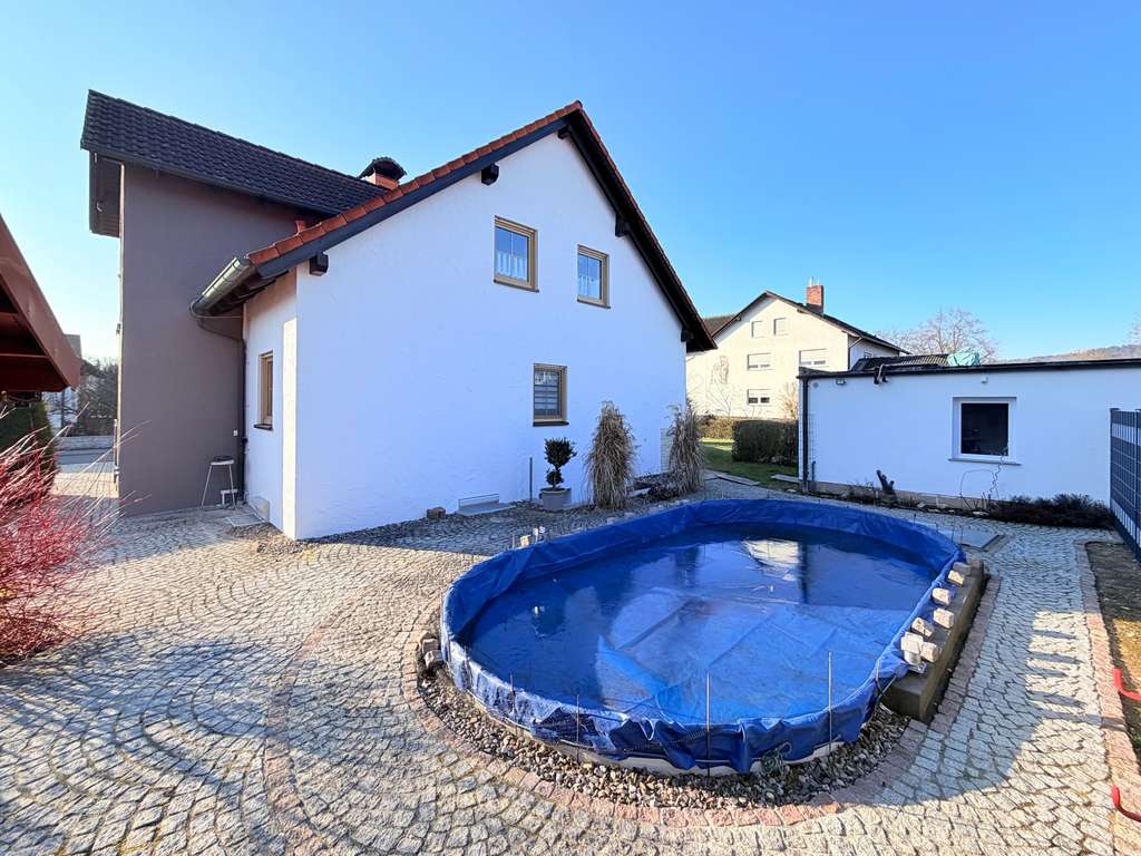 Immobilie in Kemmern - Gepflegtes Einfamilienhaus mit Ferienwohnung, Pool & Photovoltaik - Bild 3