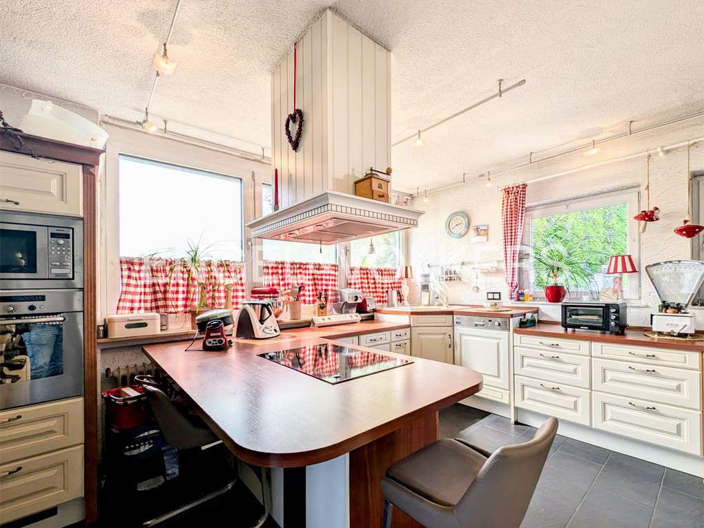 Immobilie in Ransbach-Baumbach - Modernisiertes Wohngebäude mit Büroeinheit und schöner Gartenanlage - Bild 0