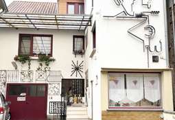 Wohnhaus mit Zugang Büro und W