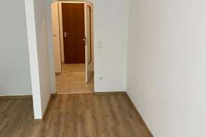 Sanierte 1-Zimmer-Wohnung mit Balkon ins Grüne – Bogenhausen, bezugsfrei ab 1. September  – Daphnestraße 30, 81925 Parkstadt, München – Vorschaubild 2