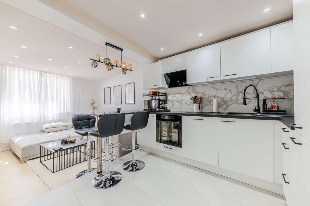 Immobilie in Hilzingen - Stilvoll saniert! 
Doppelhaushälfte mit zwei Wohneinheiten - Bild 2