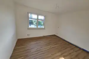 Kernsanierte 2 Zimmerwohnung mit offener Küche, XXL-Dusche und Balkon – Derfflinger Straße 30, 40470 Düsseldorf – Vorschaubild 2