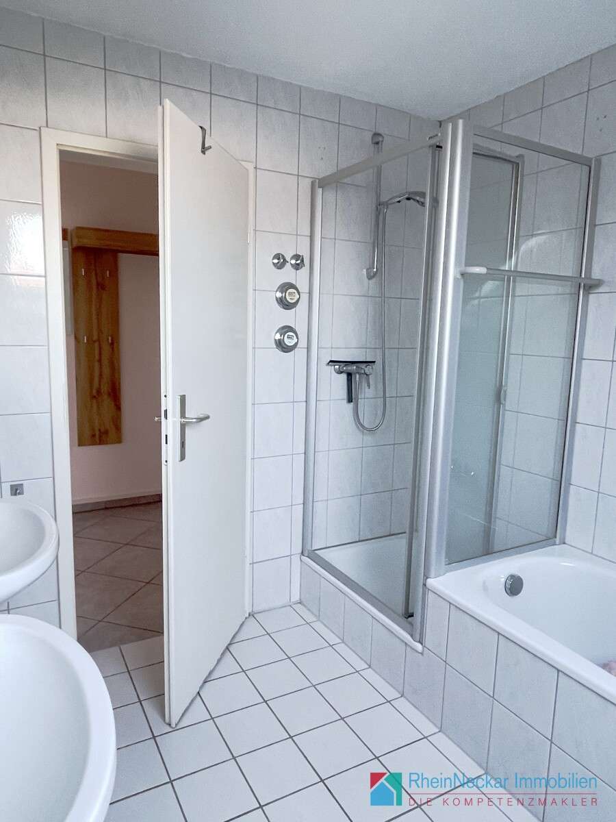 Immobilie in Neulußheim - Moderne und großzügige  Dachgeschosswohnung mit Balkon, beheiztem Hobbyraum, Stellplatz & Garage - Bild 2