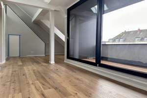Luxus Dachgeschoss Wohnung (große Loggia ) -  Komplett saniert  - mit Klimaanlage & Einbauküche