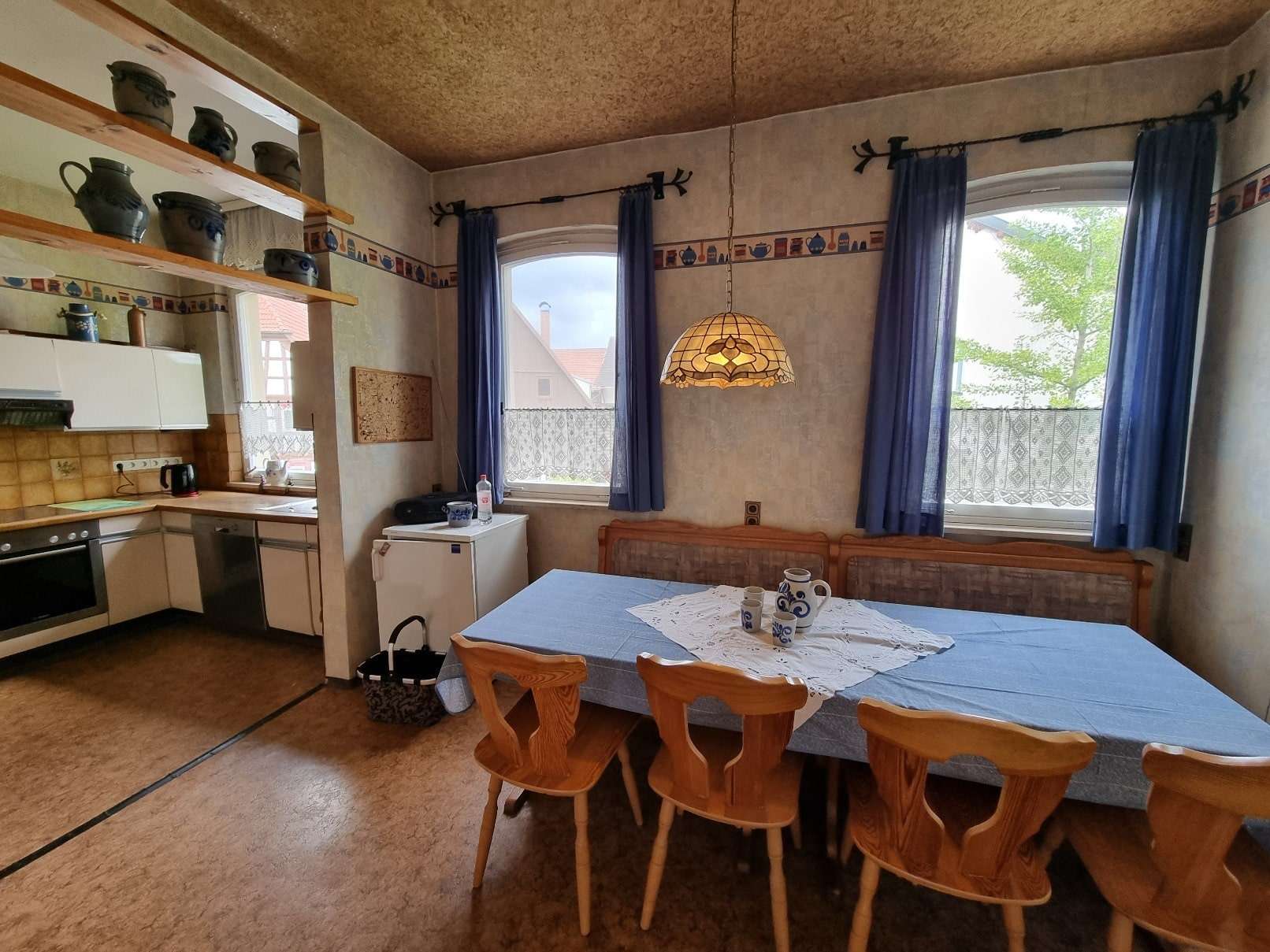 Immobilie in Untermerzbach - Großzügiges Wohnhaus mit Gewerbeeinheit, Garagen und kleinem Garten in zentraler Lage von Untermer - Bild 2