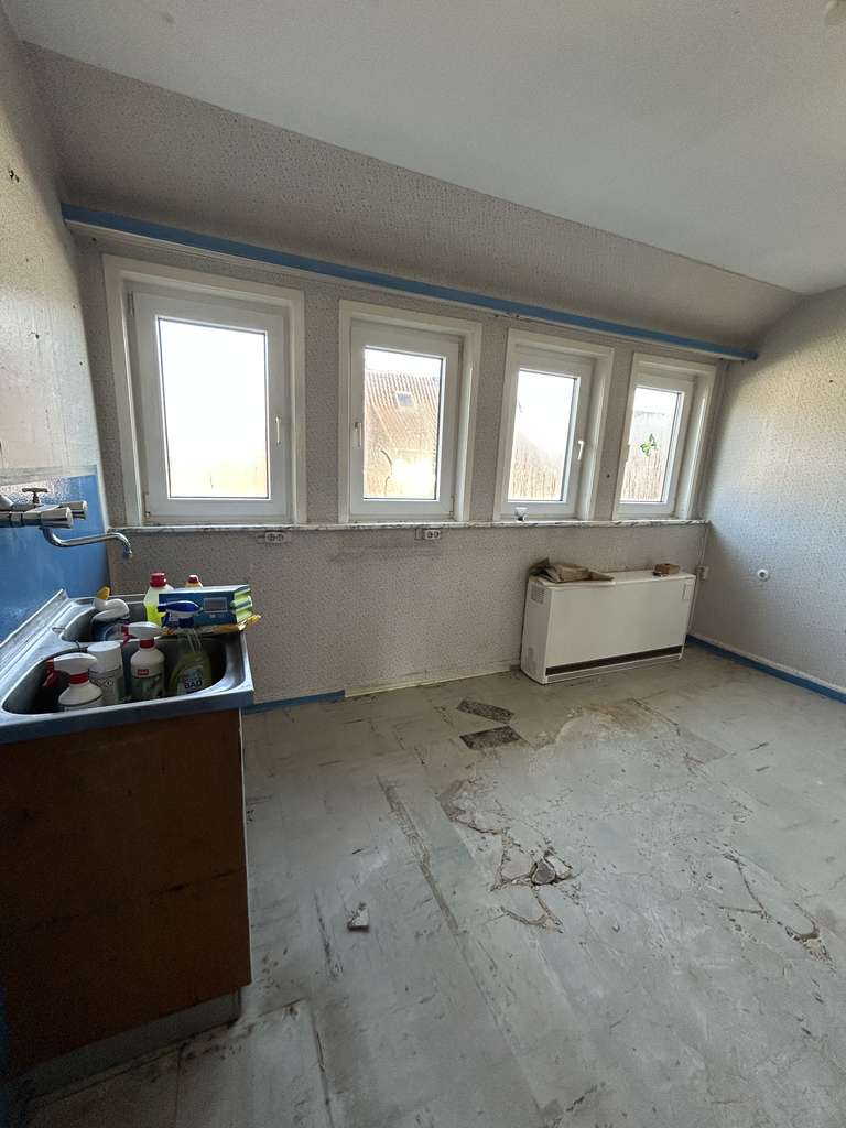 Immobilie in Eschershausen - Geburtshelfer gesucht: Haus braucht helfende Hand - Bild 2