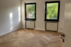 Sanierter 2,5-Zimmer-Altbau mit Stuck, Designbad, Einbauküche und großer Dachterrasse in Grafental