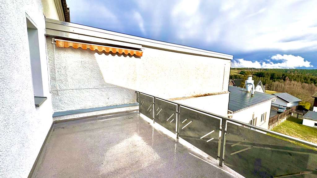 Immobilie in Schöneck/Vogtl. - Schönecker Raumwunder mit traumhaftem Naturblick sucht neue Berufung - Bild 1