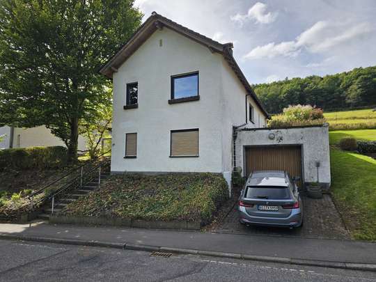Idyllisches, freistehendes Haus mit geräumiger Garage & kleinem Pool in sonniger Lage von Harbach