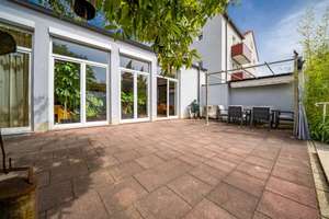 Exklusives Stadthaus mit sonniger Terrasse in Augsburg-Lechhausen zu verkaufen! – Die vollständige Adresse der Immobilie erhältst du vom Anbieter., 86165 Lechhausen-Süd, Augsburg – Vorschaubild 1
