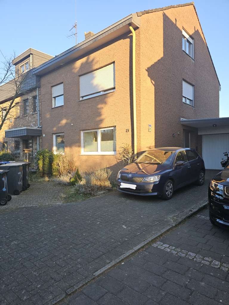 Anleger: Kleines 3 Familienhaus gepflegter, keine Probleme, Langzeit vermietet in toller Lage.