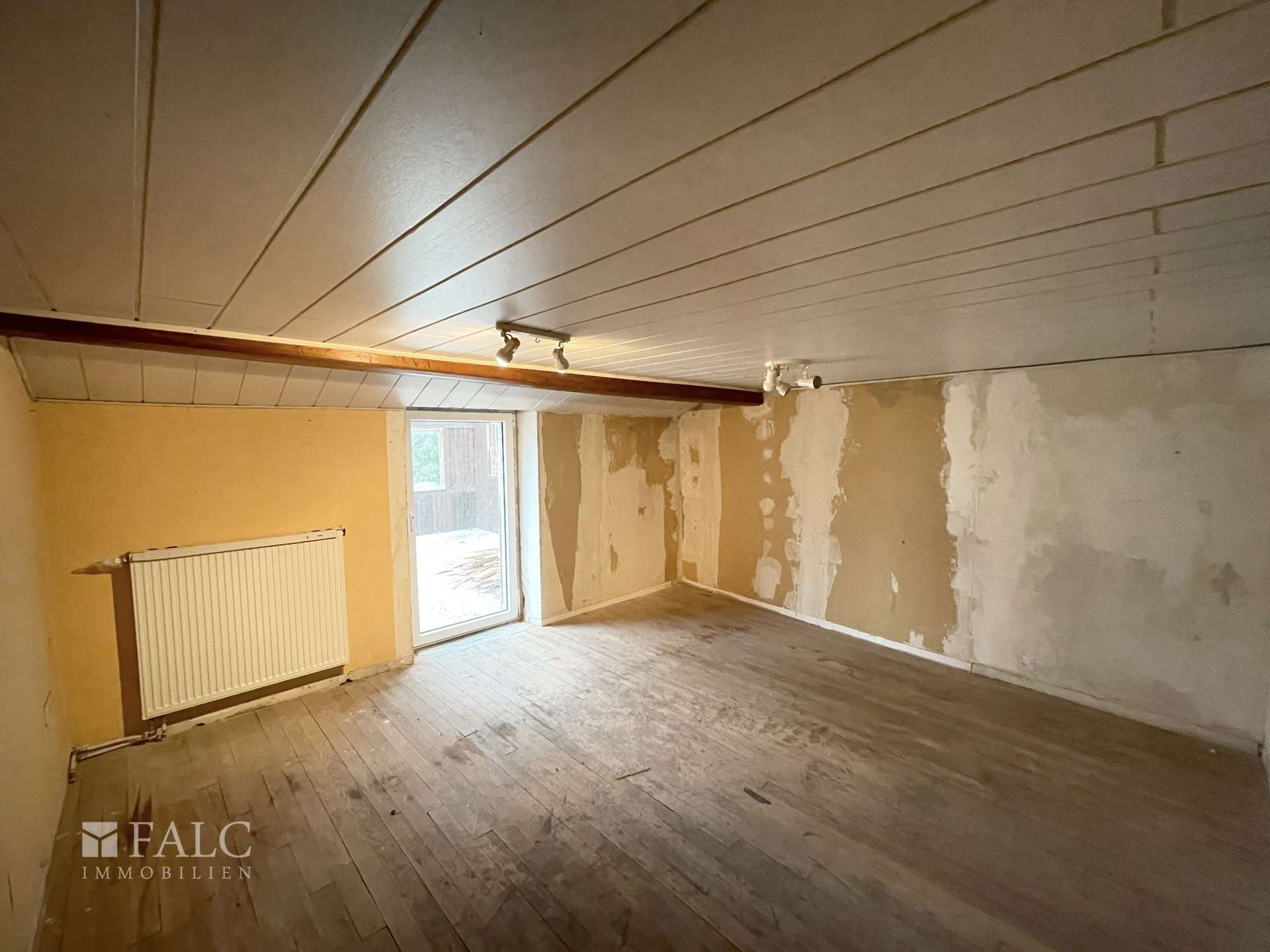 Immobilie in Rehlingen-Siersburg - Idyllisches Landhaus mit Scheune, Garage & Brunnen – Entwicklungspotenzial! - Bild 0