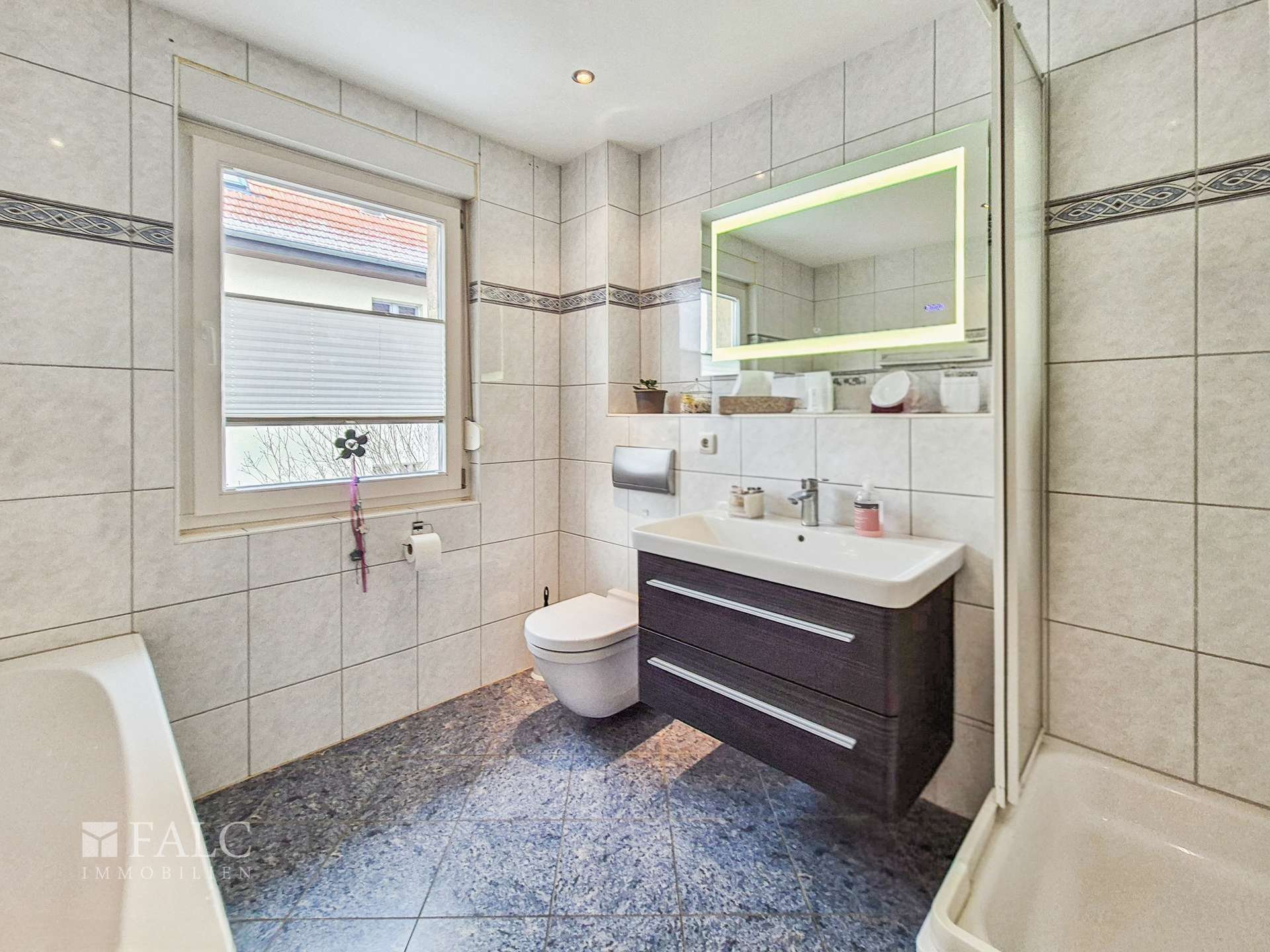 Immobilie in Eichwalde - Attraktive Eigentumswohnung mit Balkon - FALC Immobilien - Bild 0