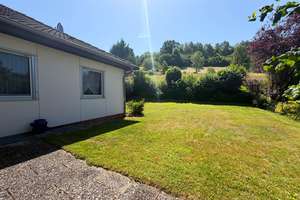Bungalow mit schönem Garten und Doppelgarage in ruhiger Lage von Niederfüllbach – Die vollständige Adresse der Immobilie erhältst du vom Anbieter., 96489 Niederfüllbach – Vorschaubild 6
