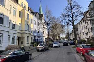 Erstbezug nach Modernisierung – helle Dachgeschosswohnung mit Weitblick & neuer Einbauküche