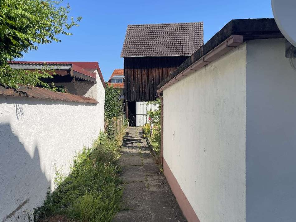 Weg zum Garten + Scheune
