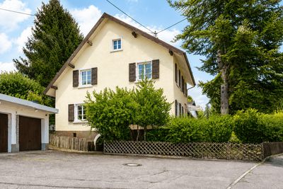 EIN-ZWEIFAMILIENHAUS mit Einliegerwohnung, Scheune und großem Grundstück