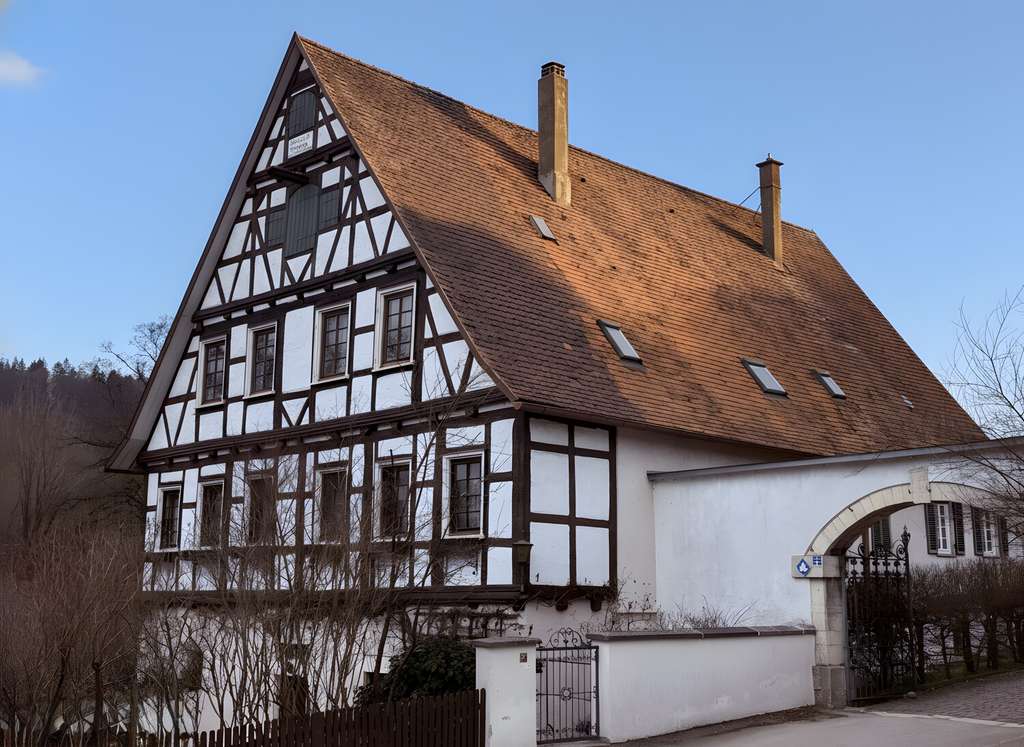 Immobilie in Heidenheim an der Brenz - Denkmalgeschütztes Pfarrhaus mit architektonischer Ausstrahlung - Bild 1
