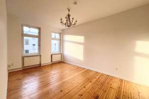 Bezugsfrei + Käufer-Prov.frei: 2 Zimmer Altbau-Whg. in Spandau + Dielen + hohe Decken + große Küche