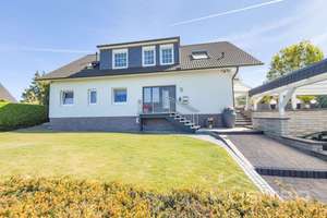 KÜSTER IMMOBILIEN präsentiert: Exklusives Wohnen mit viel Platz und traumhafter Aussicht