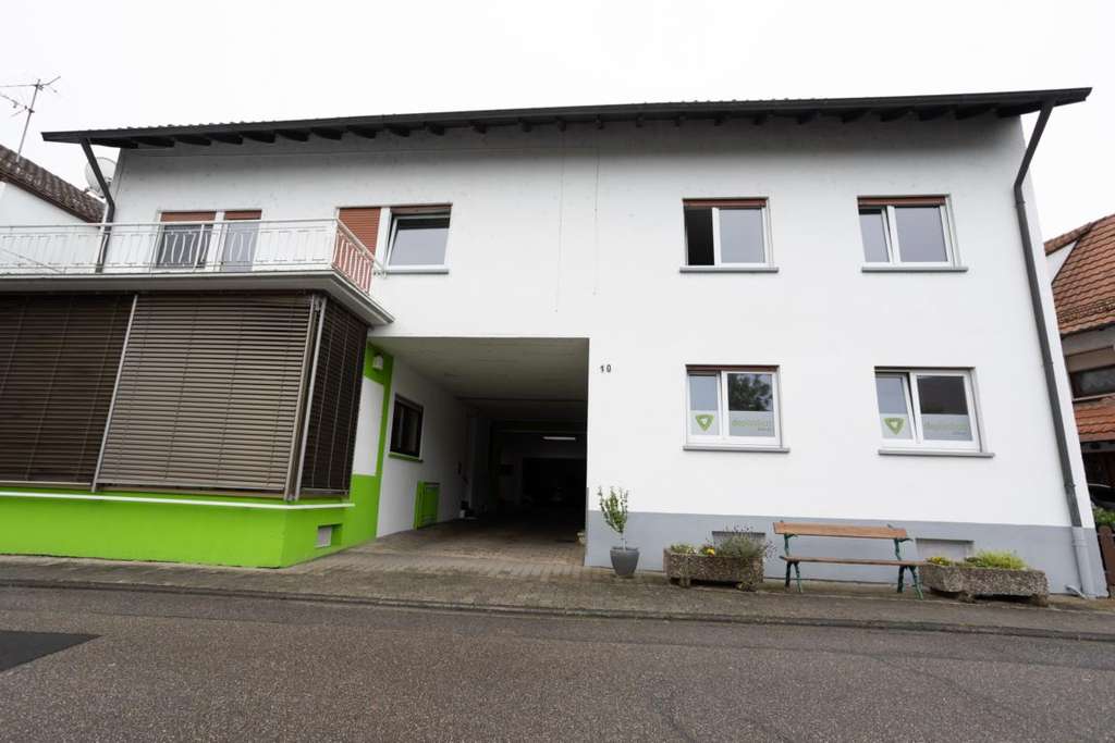 Immobilie in Rheinmünster - Wohn- und Geschäftshaus mit 3 Wohnungen, Gewerbeanteil und ca. 180 m² Lager - Bild 2