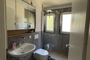 Gepflegte 2-Zimmer-Wohnung mit Balkon, Einbauküche, Stellplatz & Aufzug in Maintal-Dörnigheim – Die vollständige Adresse der Immobilie erhältst du vom Anbieter., 63477 Maintal – Vorschaubild 3