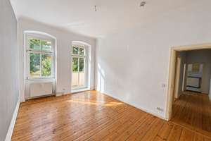 Helle Altbauwohnung mit Balkon - ruhig gelegen & gut angebunden