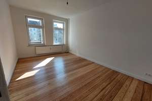 Erstbezug nach Kernsanierung: Helle 3-Zimmer-Altbauwohnung mit großer Wohnküche & 2 Balkonen