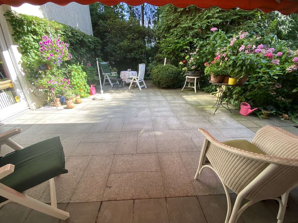 Tolle Gelegenheit: idyllische Erdgeschosswohnung mit gr. Terrasse und zusätzlicher Dachstudiowg.