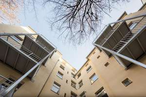 Erstattung der Erwerbsnebenkosten: Vermietete 3-Zimmerwohnung im Schöneberger Altbau mit Balkon – Goltzstraße 15, 10781 Schöneberg, Berlin – Vorschaubild 2