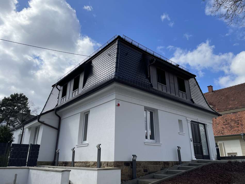 Hausansicht mit Vorgarten