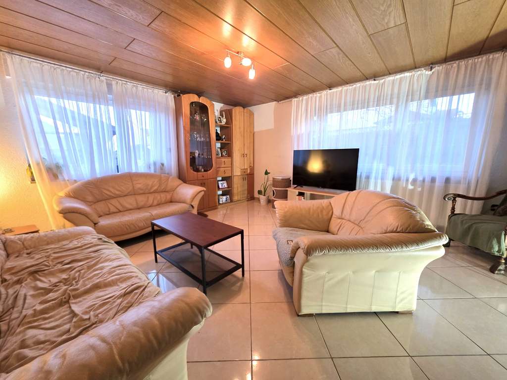 Immobilie in Eberdingen - Wunderschönes Einfamilienhaus mit 3 Garagenstellplätzen - Bild 2