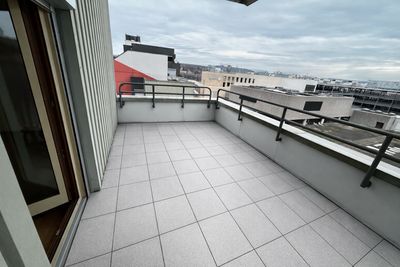 Moderne 2-Zimmer-Wohnung mit großem Balkon, Weitblick, Einbauküche & TG-Stellplatz in Göppingen