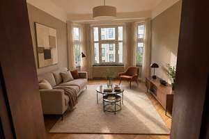 Stilvolle 4-Zimmer-Altbauwohnung mit Balkon und Originaldetails 