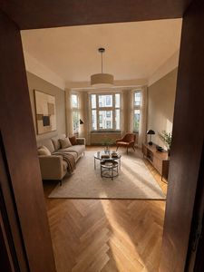 Stilvolle 4-Zimmer-Altbauwohnung mit Balkon und Originaldetails