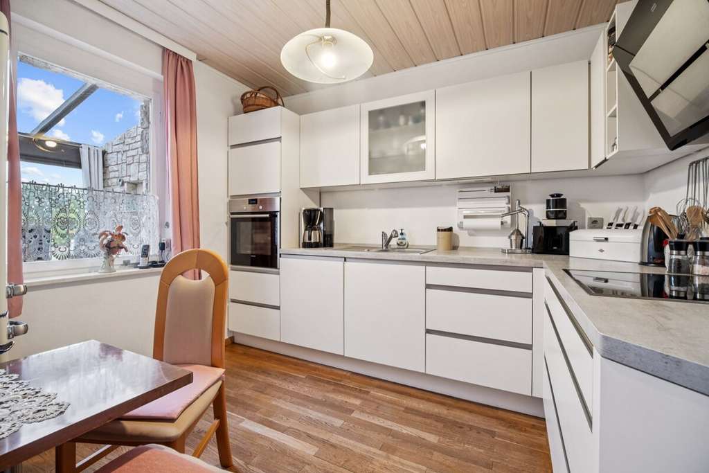 Immobilie in Kirchheilingen - Provisionsfrei – Familienfreundliches Haus in ruhiger Lage mit Einliegerwohnung und grünem Garten - Bild 2