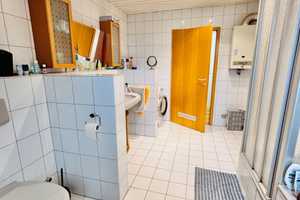 Gemütliche Dachgeschosswohnung mit Einbauküche! – Gibber Straße 31, 65203 Wiesbaden – Vorschaubild 7