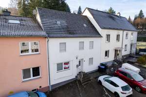 *** Schönes Reihenmittelhaus zentral in Daun gelegen mit Garten und Stellplatz*** – Die vollständige Adresse der Immobilie erhältst du vom Anbieter., 54550 Daun – Vorschaubild 1