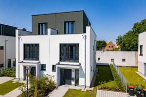 Eigener Strand - Leben, wo andere Urlaub machen mit Zugang zum Wasser!  – moderne Doppelhaushälfte