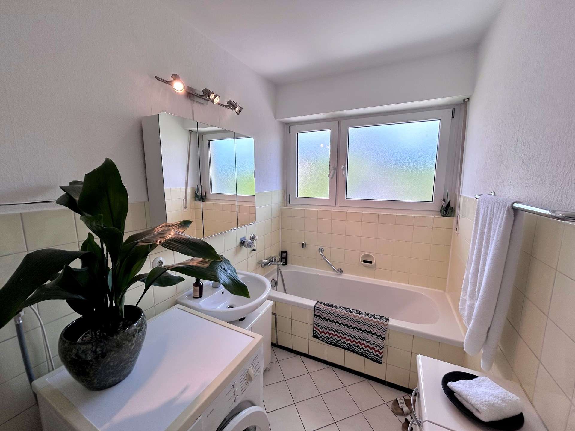 Immobilie in Altbach - Gepflegtes Mehrfamilienhaus mit 4 Wohnungen, 3 Garagen und 2 Stellplätzen - Bild 0