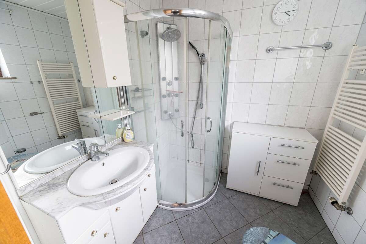 Immobilie in Geestland - Einzigartiges Einfamilienhaus in Debstedt: Geräumiges Wohnen mit zwei Garagen und großem Grundstück - Bild 0